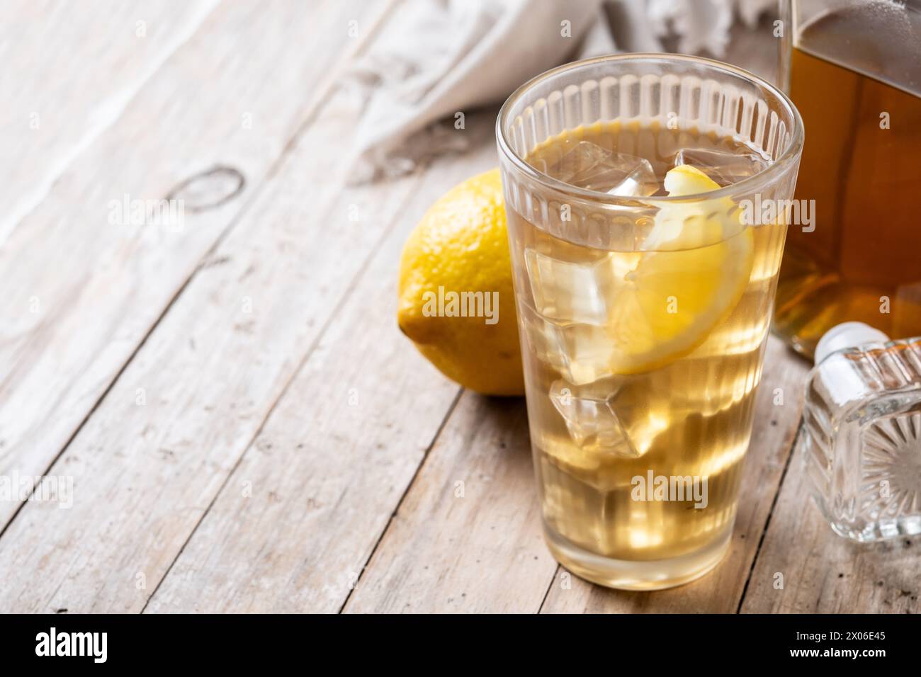 Highball, Whiskey con bibita gassata e bevanda al limone su un tavolo di legno Foto Stock