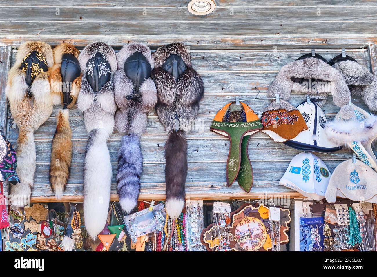 Almaty, Kazakistan - 15 marzo 2024: Cappelli nazionali tradizionali, copricapo in pelle e feltro, con ricami e pellicce. Souvenir colorati kazaki Foto Stock