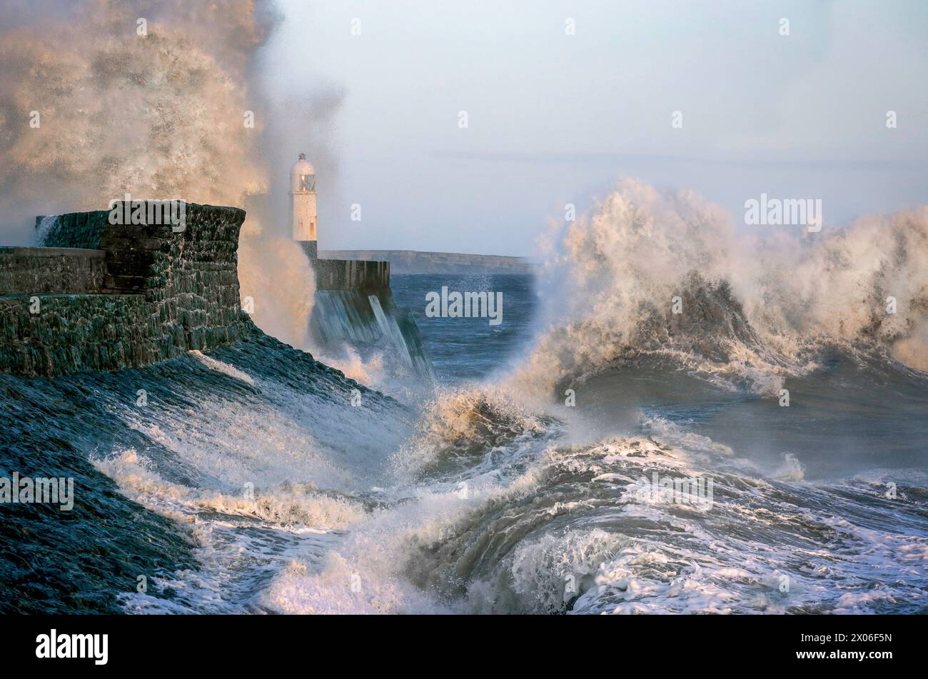 Il faro di Porthcawl viene colpito da una combinazione di alta marea e Storm Kathleen nel Galles del Sud nel Regno Unito Foto Stock