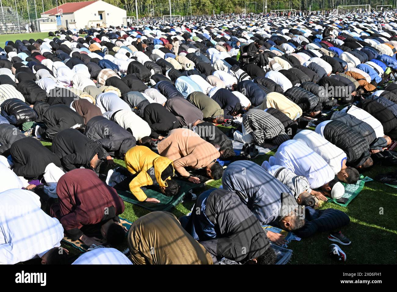 Montpellier, Francia. 10 aprile 2024. © PHOTOPQR/LE MIDI LIBRE/JEAN-MICHEL MART ; MONTPELLIER ; 10/04/2024 ; MONTPELLIER/STADE ANNEX DE LA MOSSON/GRANDE PRIERE DE LA fin DU RAMADAN/AID EL FITR /FOULE - FRANCIA, MONTPELLIER APRILE 102024 la fine del mese sacro digiuno musulmano del Ramadan credito: MAXPPP/Alamy Live News Foto Stock