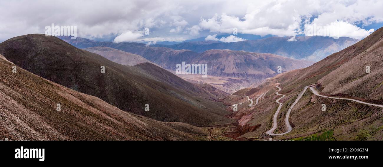 Un'immagine panoramica del paesaggio della Cuesta de Lipan, vicino a Purmamarca, provincia di Jujuy, Argentina. Foto Stock