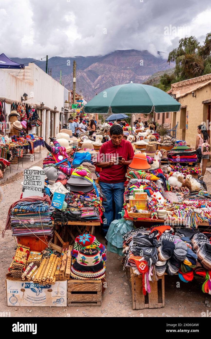 Articoli e souvenir tessuti in vendita al mercato artigianale in Plaza, Purmamarca, provincia di Jujuy, Argentina. Foto Stock