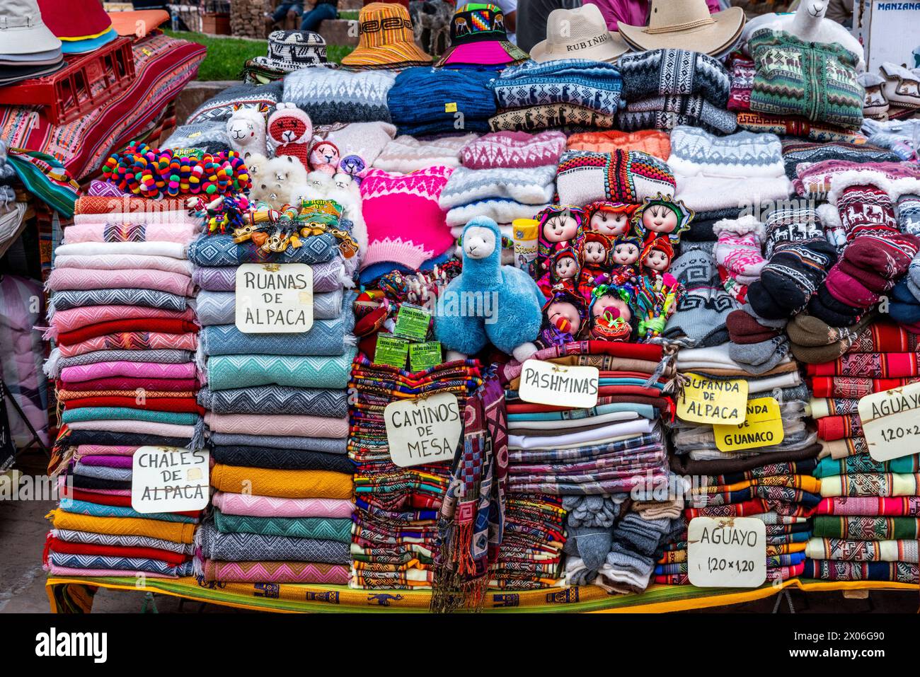 Articoli e souvenir tessuti in vendita al mercato artigianale in Plaza, Purmamarca, provincia di Jujuy, Argentina. Foto Stock