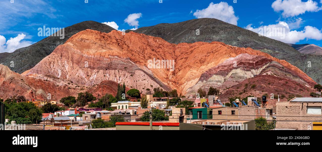 Una fotografia panoramica della Collina dei sette colori, (Cerro de los siete Colores) Purmamarca, provincia di Jujuy, Argentina. Foto Stock