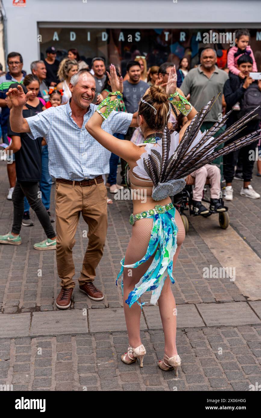 Una giovane donna danzante in strada con Uno spettatore durante il Carnevale di Salta, provincia di Salta, Argentina Foto Stock