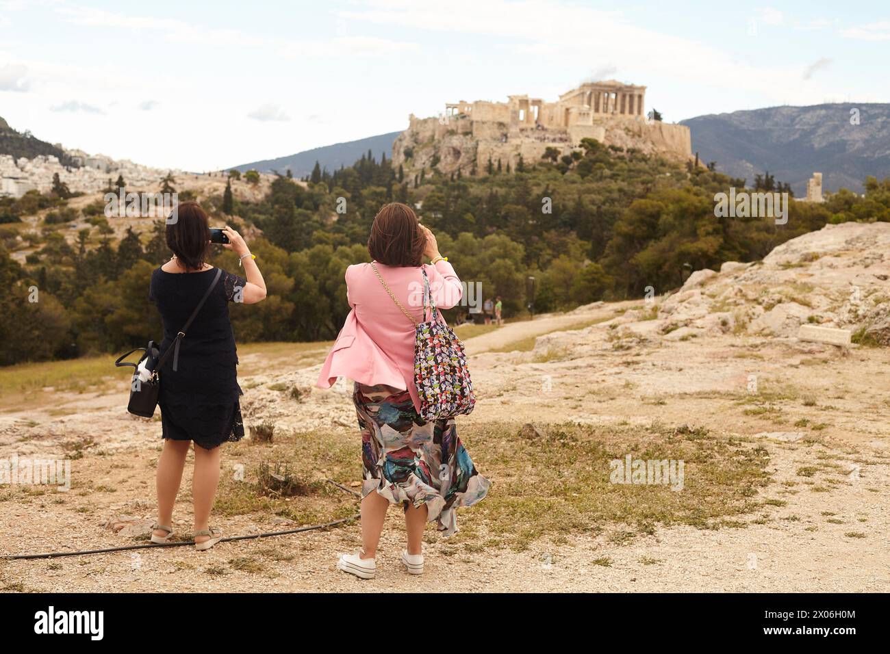 Turista sulla collina di Pnyx che guarda l'Acropoli Foto Stock