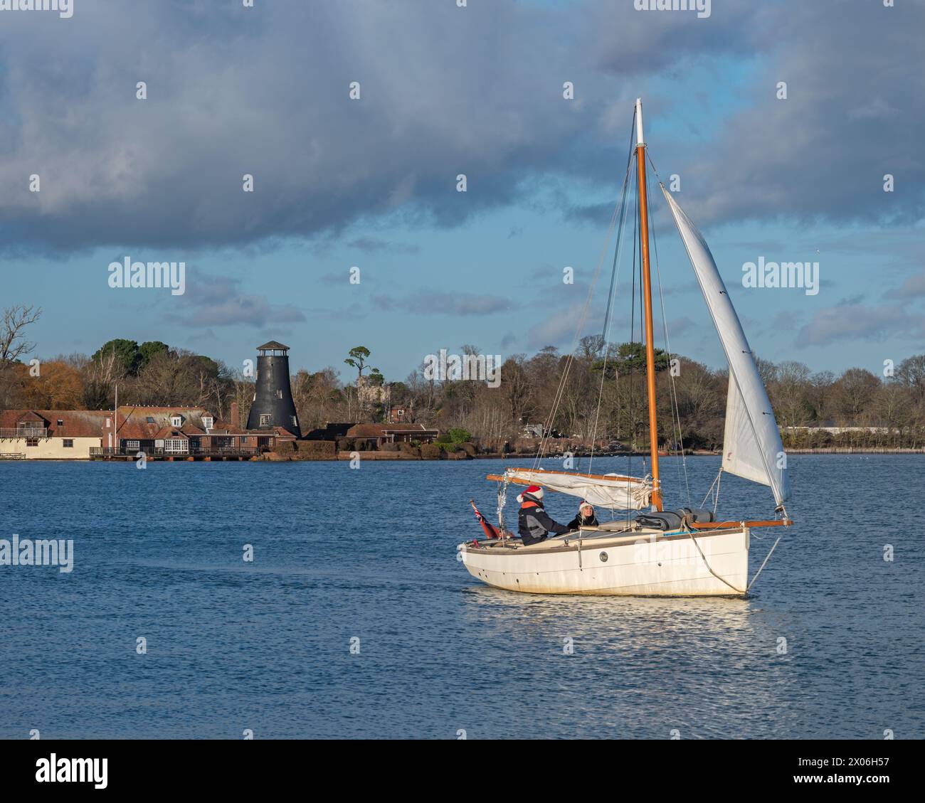 Vista dalla cima del porto di Chichester a Langstone che mostra il mulino a vento di Langstone visto dal ponte di Langstone, Portsmouth, Hampshire, Inghilterra. Foto Stock