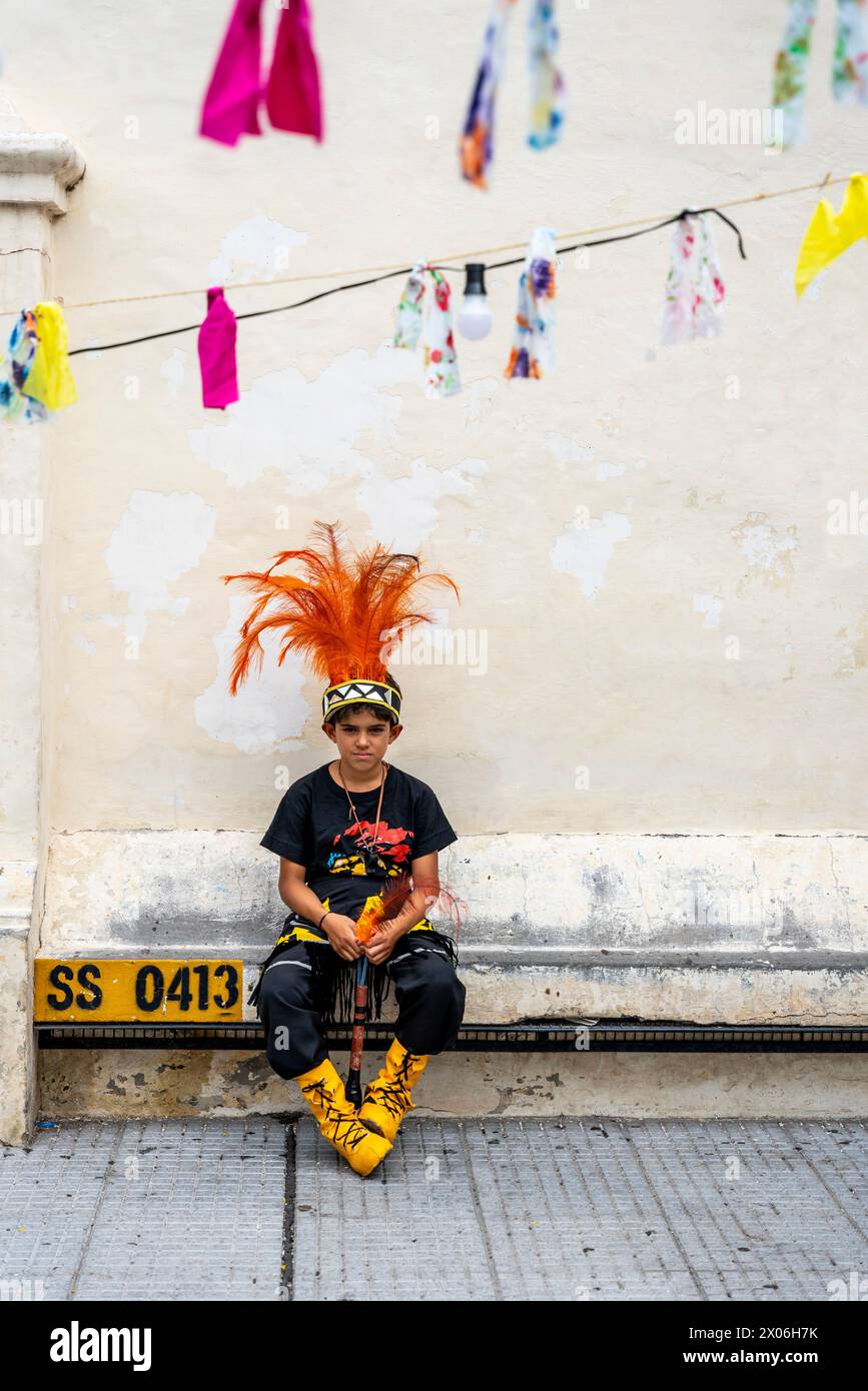Un bambino in costume aspetta di esibirsi al Carnevale di Salta, provincia di Salta, Argentina Foto Stock