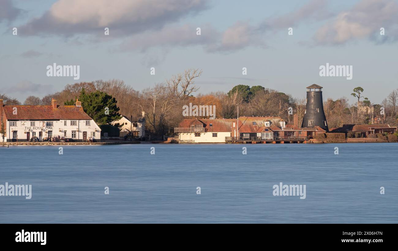 Vista dalla cima del porto di Chichester a Langstone che mostra il mulino a vento di Langstone visto dal ponte di Langstone, Portsmouth, Hampshire, Inghilterra. Foto Stock