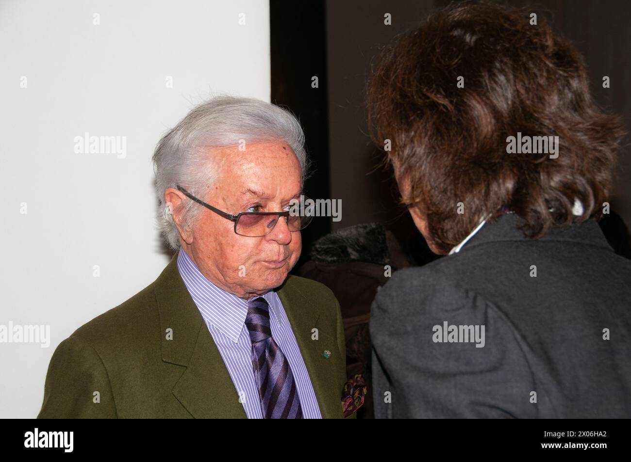 03/22/2013 (Venaria reale ) Roberto Capucci in conversazione con uno dei suoi collaboratori durante la mostra "la ricerca dei reali" Foto Stock