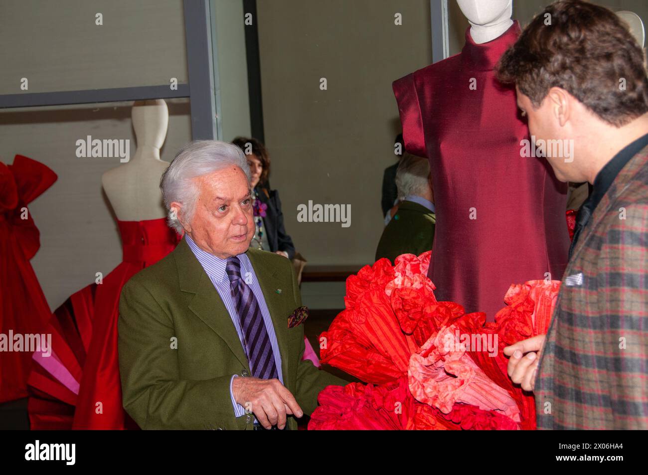 22/03/2013 (Reggia di Venaria reale) Roberto Capucci in conversazione con uno dei suoi collaboratori durante la mostra "la ricerca dei reali" Foto Stock