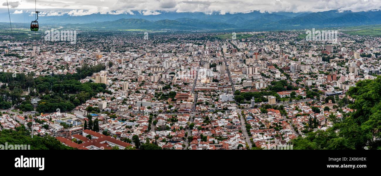 Una vista panoramica della città di Salta dalla collina di San Bernardo, provincia di Salta, Argentina Foto Stock