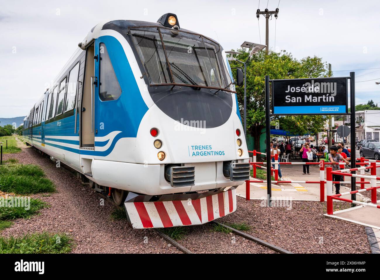 Un treno regionale parte dalla stazione Jose de San Martin, Salta, provincia di Salta, Argentina. Foto Stock