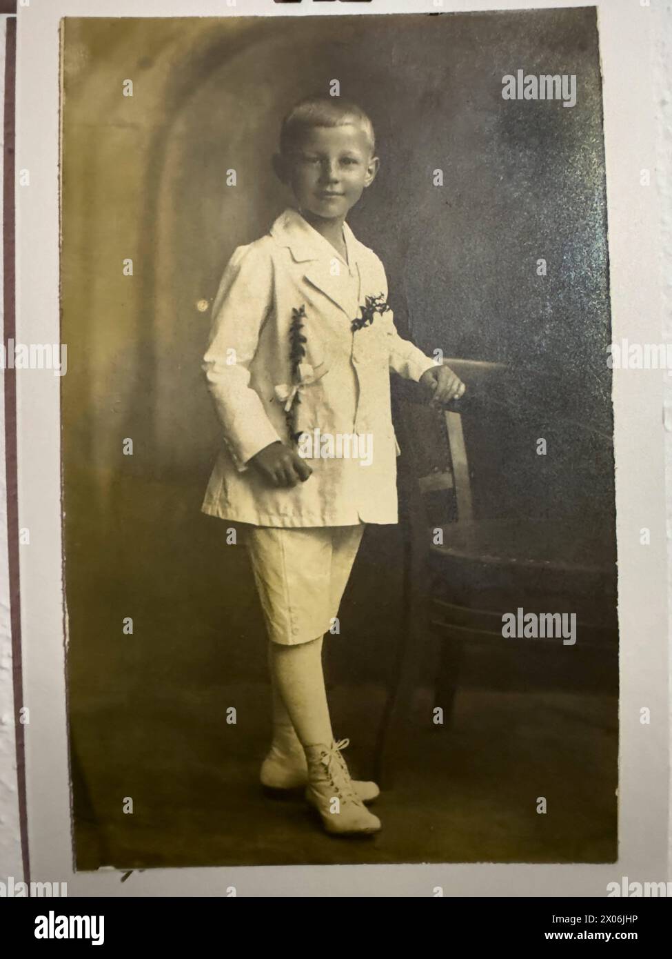 Foto storica: Ragazzo di 11 anni in comunione in uniforme comunione nel 1920 a Ebenhofen, Baviera, Germania riproduzione a Marktoberdorf, Germania, 5 aprile 2024. Foto Stock