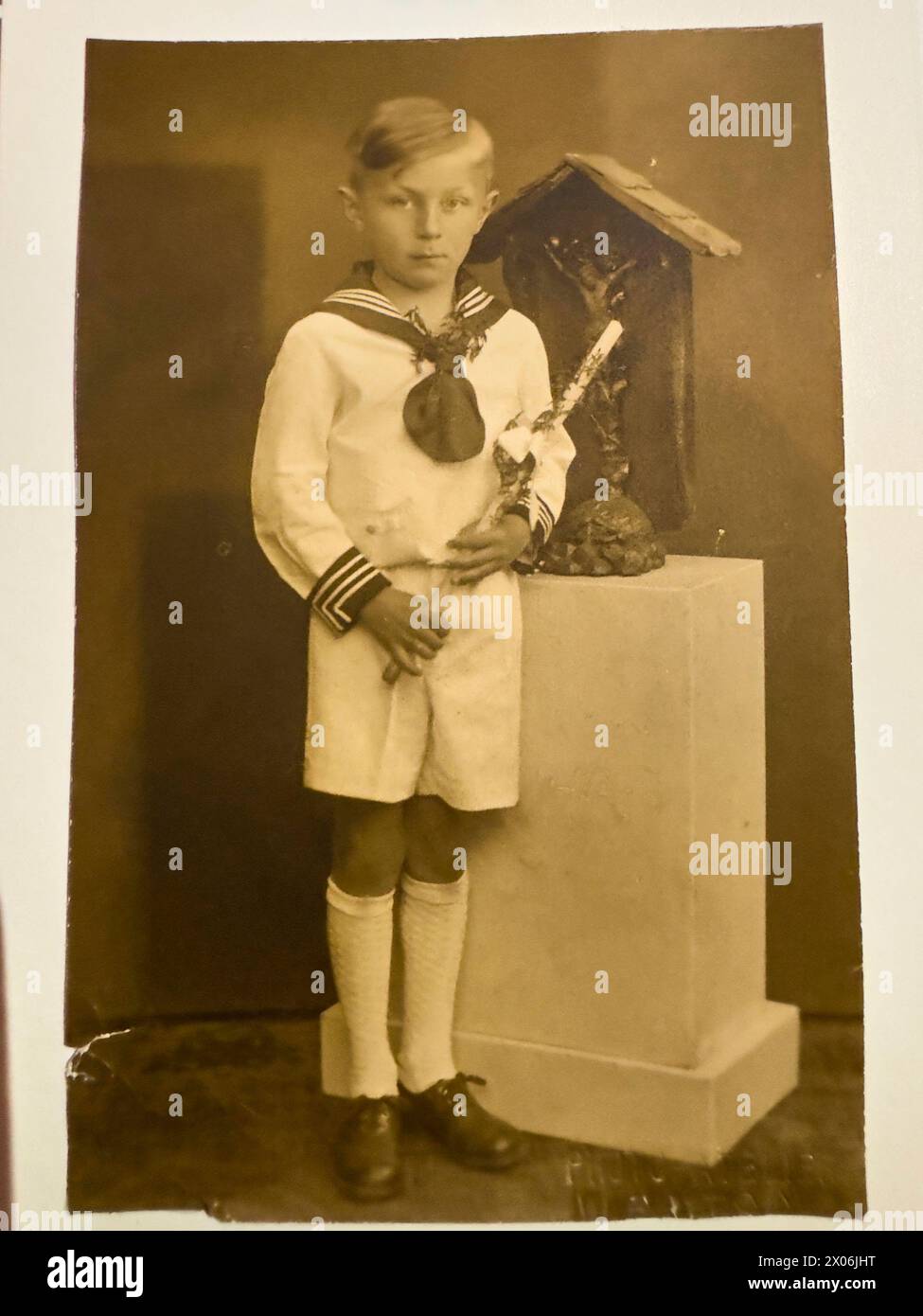 Foto storica: Ragazzo di 11 anni in comunione in uniforme comunione nel 1920 a Ebenhofen, Baviera, Germania riproduzione a Marktoberdorf, Germania, 5 aprile 2024. Foto Stock