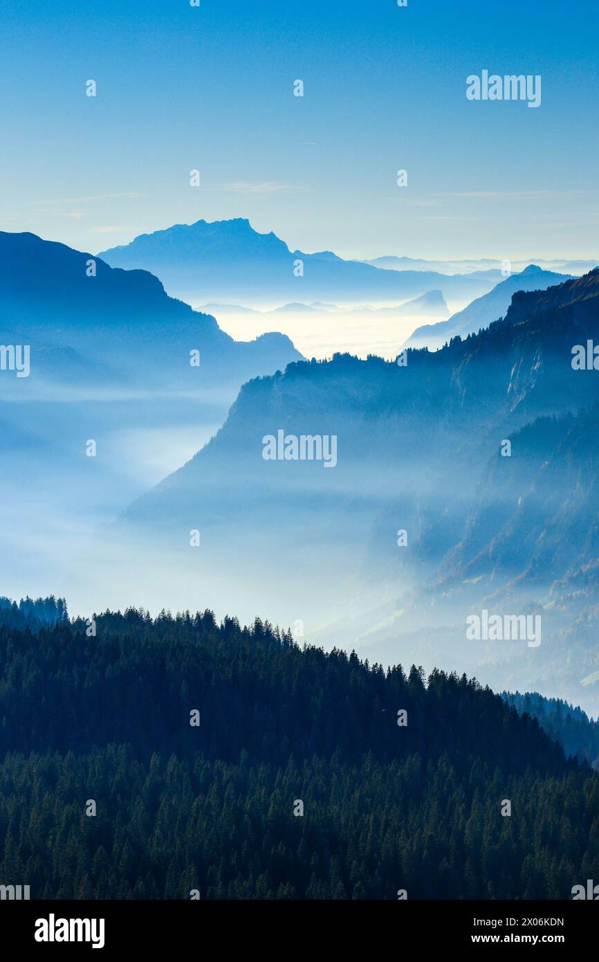 Vista dal passo Pragel sulla valle del Muota fino a Pilatus, Svizzera, Schwyz Foto Stock