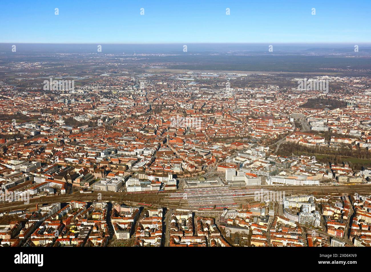 Vista della città da sud con il sole dell'inverno, sotto la stazione centrale, dietro la città vecchia, sopra l'aeroporto di Norimberga, vista aerea, 2023-02-07, Germania, Bava Foto Stock
