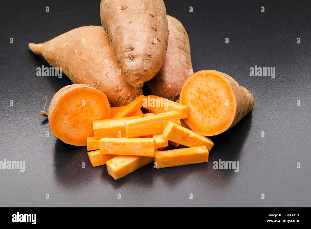 Patate dolci, patate dolci (Ipomoea batatas), a fette Foto Stock