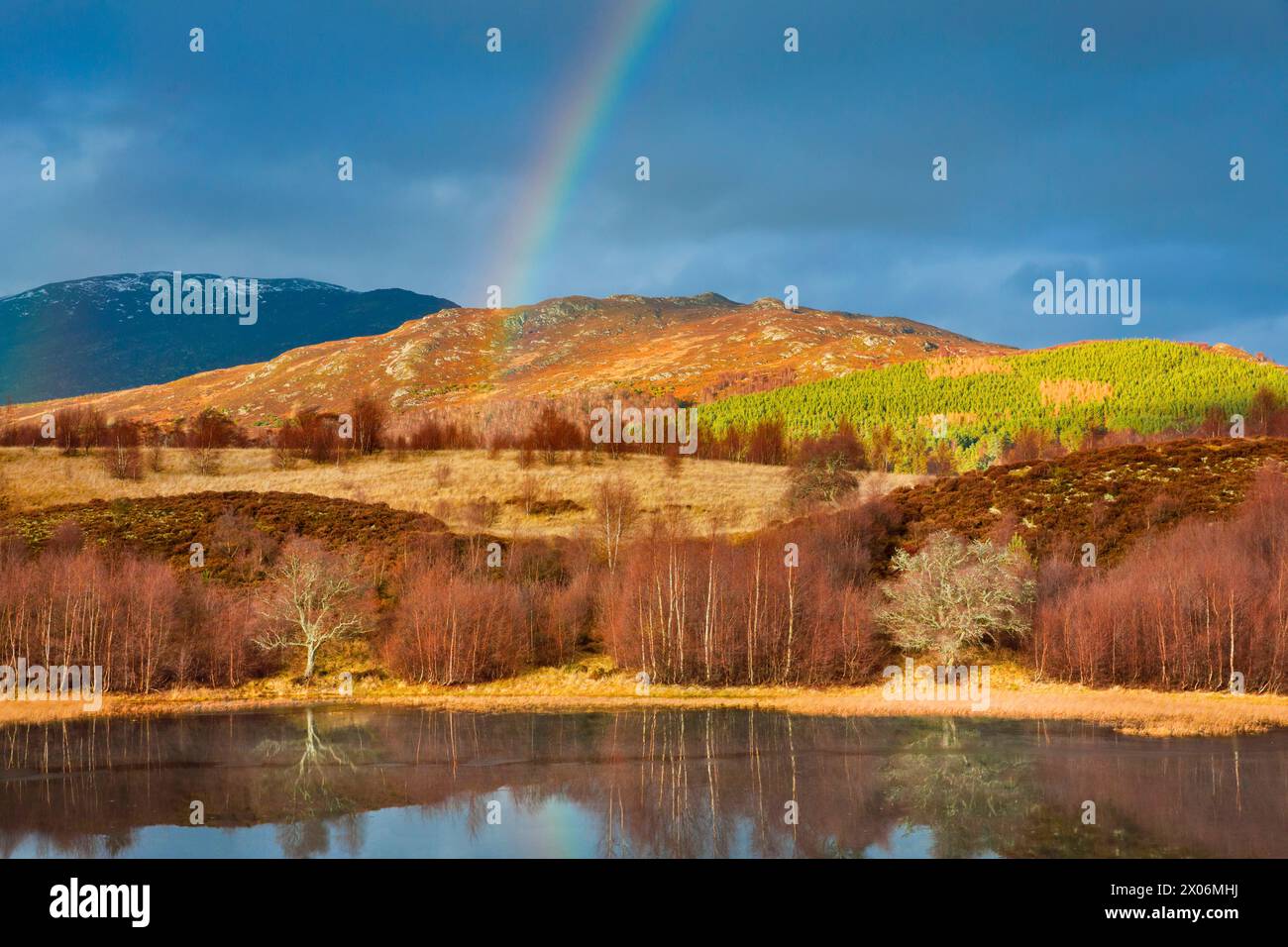 arcobaleno sulle Highlands nella parte occidentale della Scozia, Regno Unito, Scozia, Contin Foto Stock