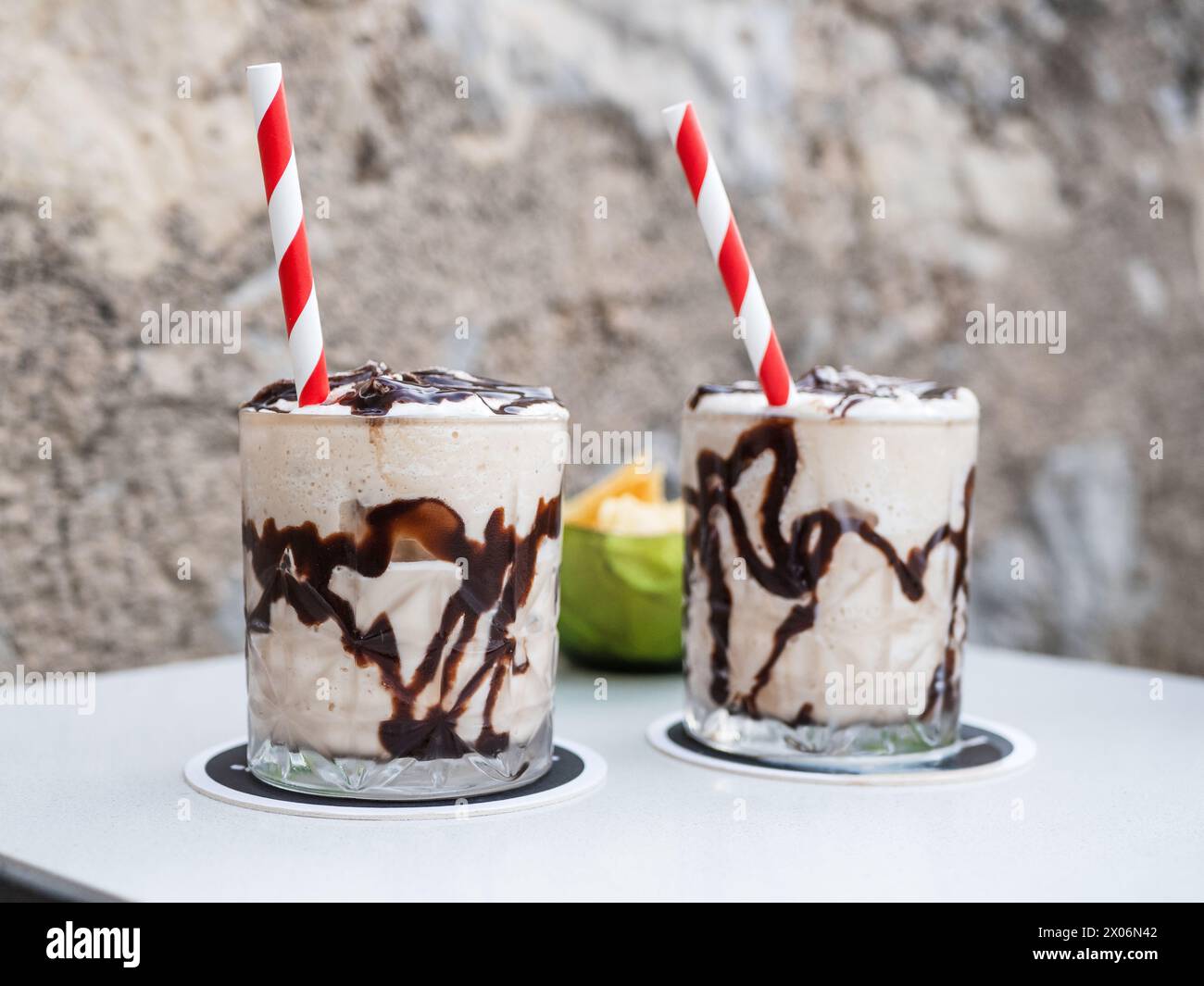 Cocktail di gelato Baileys su bicchiere di roccia Foto Stock
