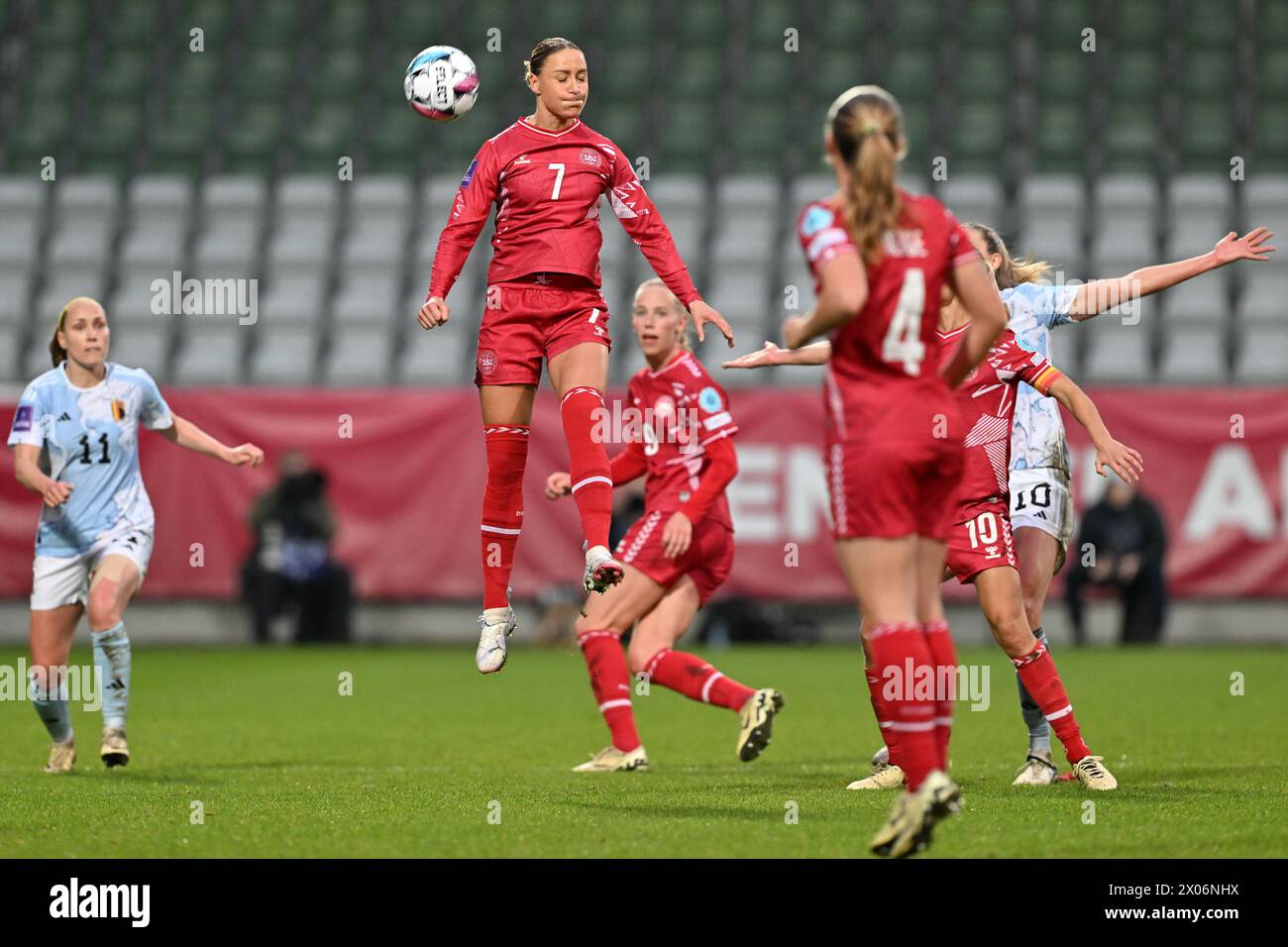 Viborg, Danimarca. 09 aprile 2024. Sanne Troelsgaard (7) della Danimarca, nella foto di martedì 9 aprile 2024 a Viborg, durante una partita di calcio tra le nazionali femminili di Danimarca e Belgio, chiamata The Red Flames nella seconda partita del gruppo A2 nella fase di campionato del concorso europeo di qualificazione femminile 2023-24, Danimarca . Crediti: Sportpix/Alamy Live News Foto Stock