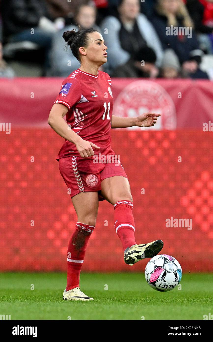 Viborg, Danimarca. 09 aprile 2024. Katrine Veje (11) della Danimarca, nella foto di martedì 9 aprile 2024 a Viborg, durante una partita di calcio tra le nazionali femminili di Danimarca e Belgio, chiamata The Red Flames, la seconda partita del gruppo A2 nella fase di campionato della UEFA Women's European Qualifiers 2023-24, Danimarca . Crediti: Sportpix/Alamy Live News Foto Stock