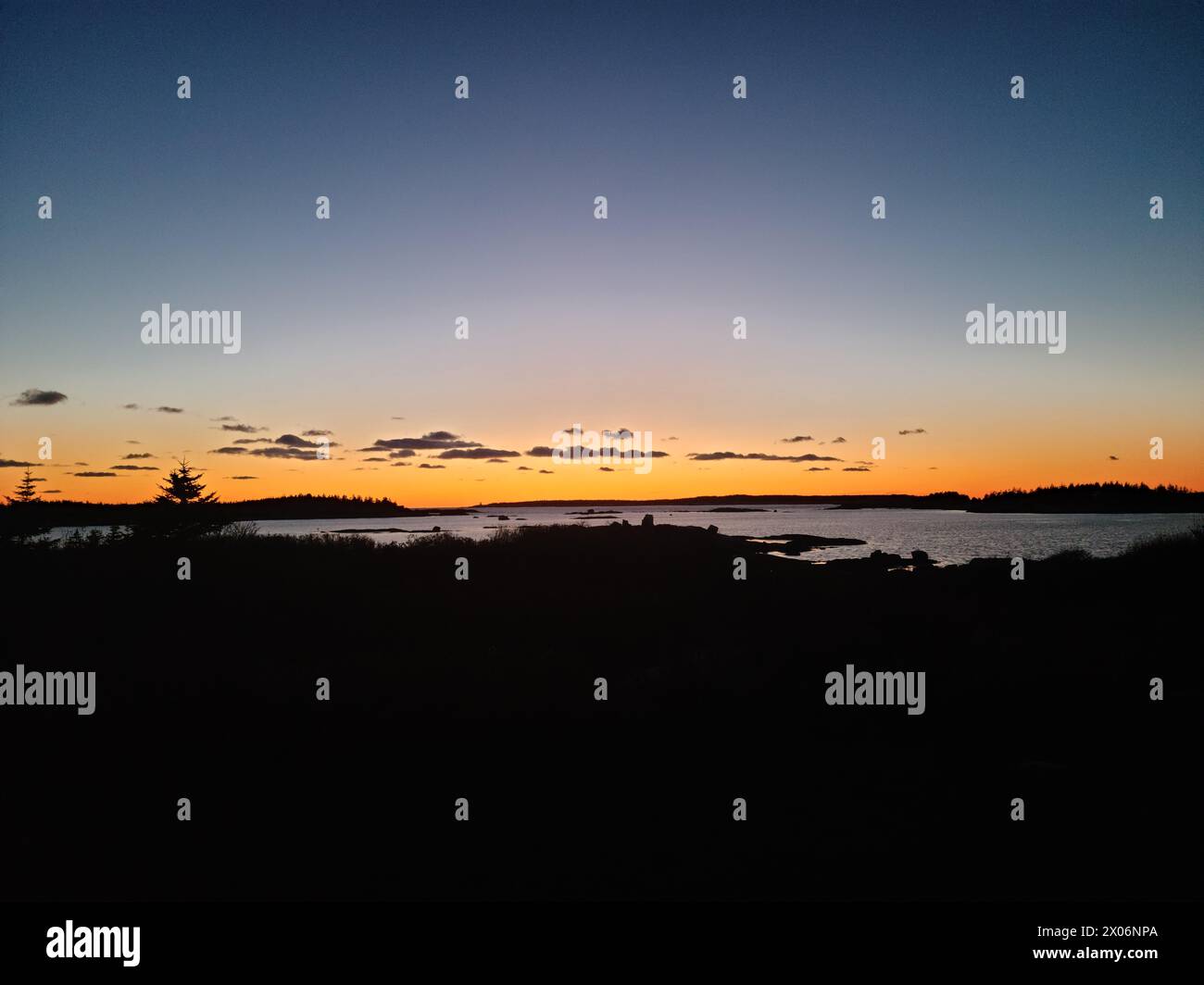 Porta la serenità dell'aria aperta a casa tua. Le mie immagini incentrate sulla natura mostrano maestosi paesaggi di montagna immersi nella luce dorata del tramonto. Foto Stock