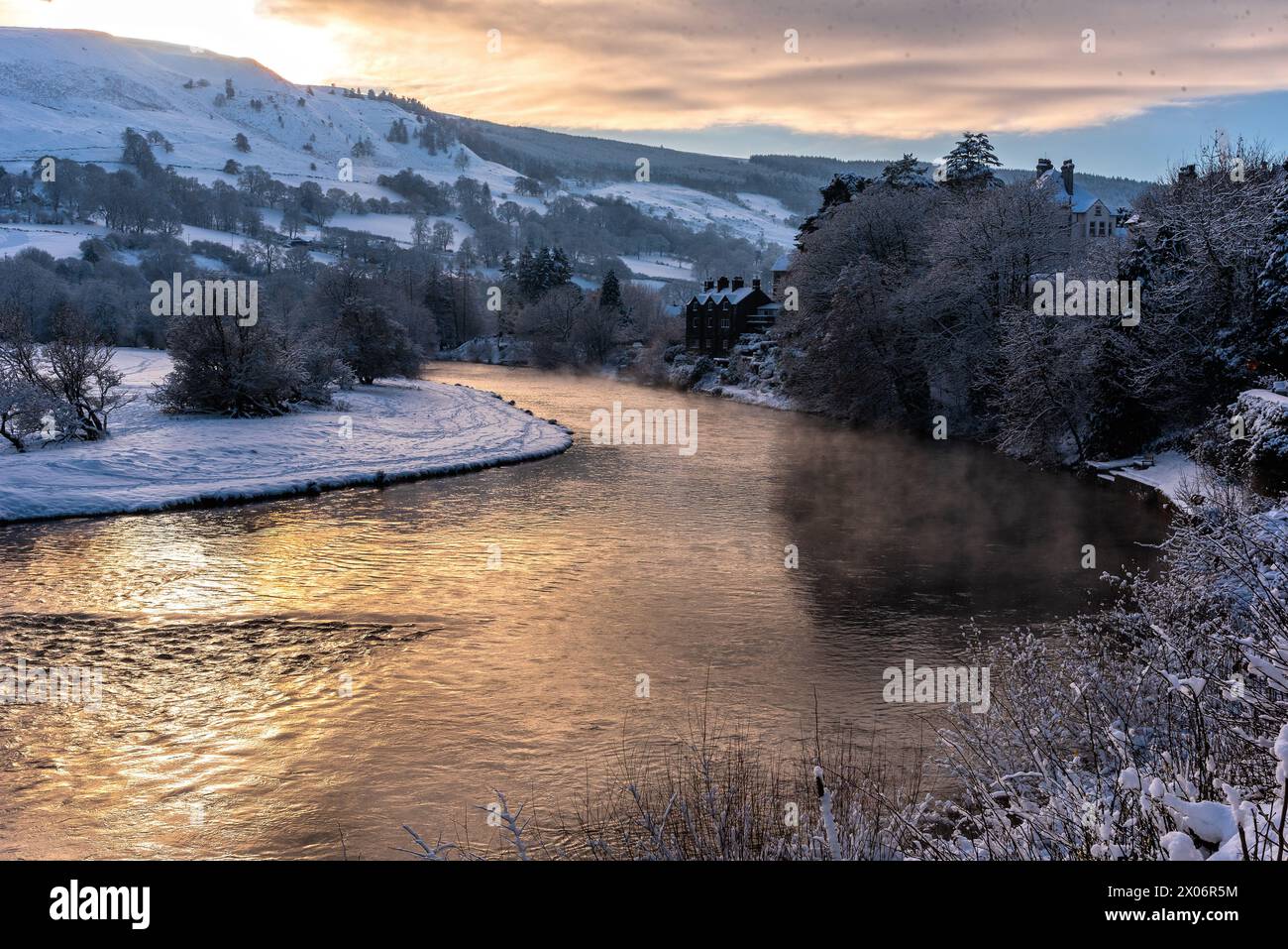 Scenario innevato nel Galles del Nord sul fiume Dee a Carrog vicino a Llangollen. Foto Stock