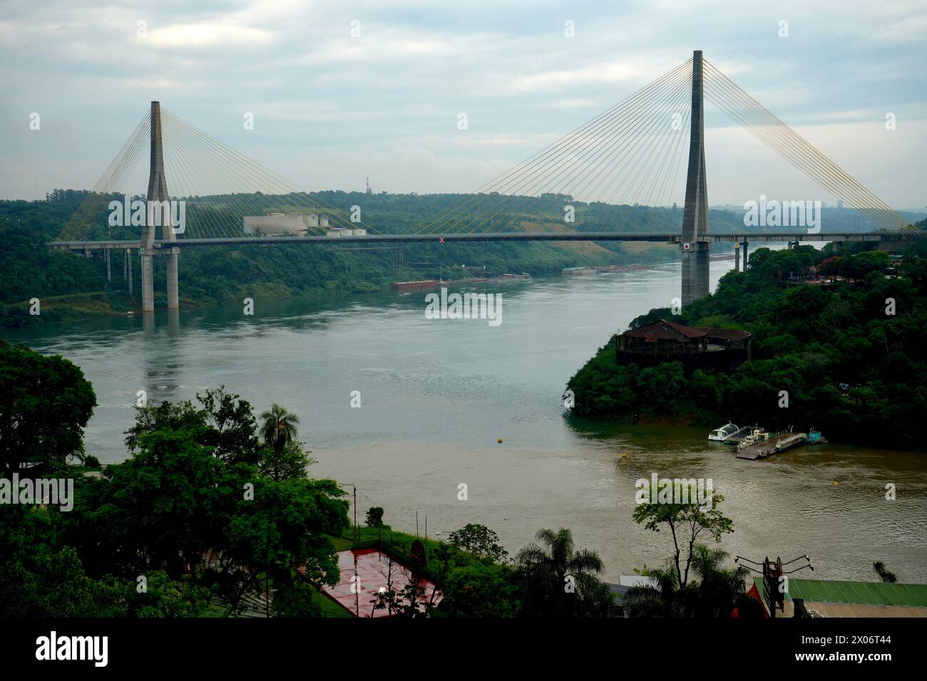 Ponte da Integração sul fiume Iguazú, ai confini di Argentina, Brasile e Paraguay. Foto Stock