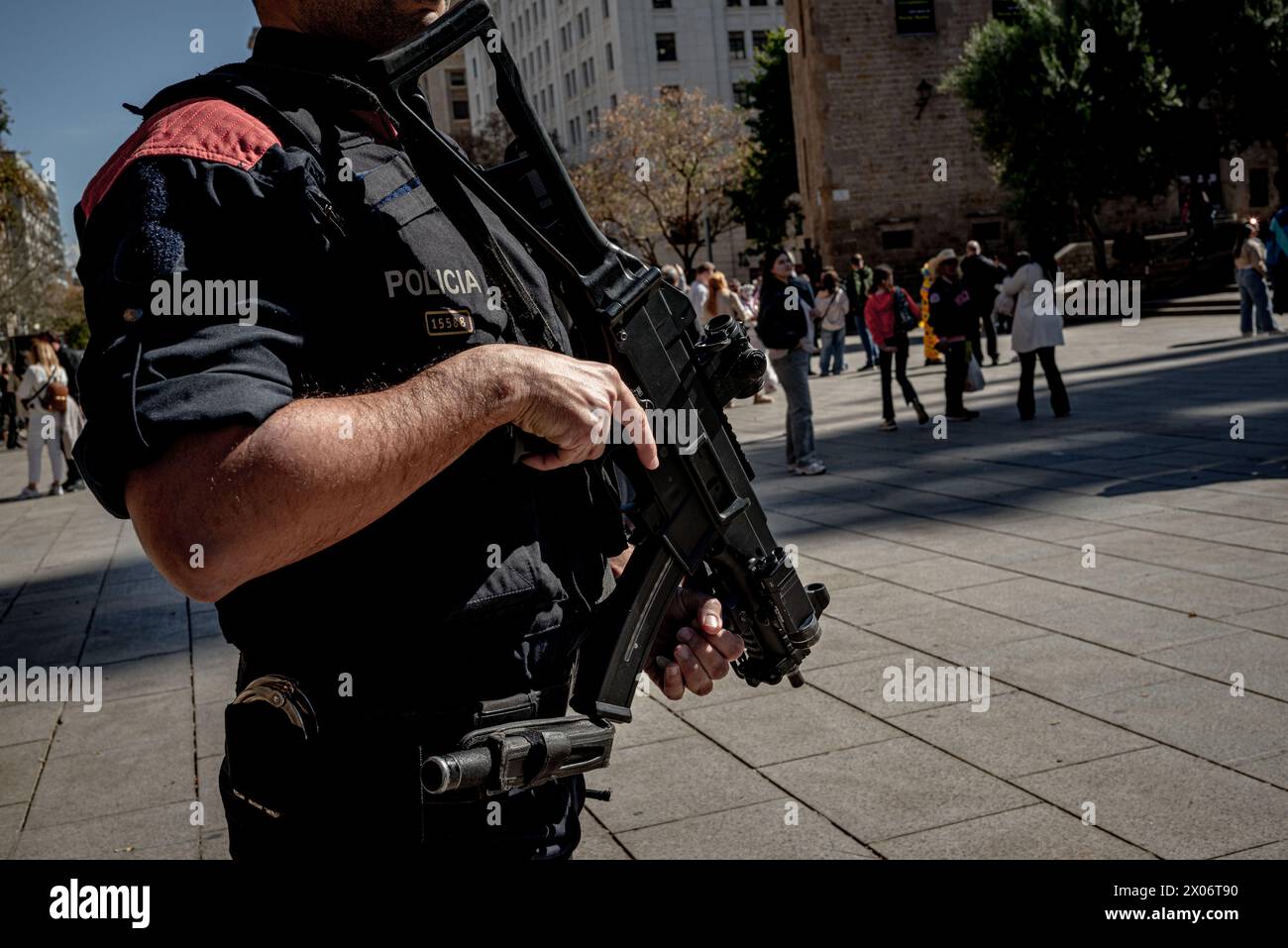 10 aprile 2024, Barcellona, Spagna: Un ufficiale di polizia regionale catalano mosso de squadra pattuglia il centro di Barcellona. L'attuale livello di allerta antiterrorismo in Catalogna è 4 su 5. La sicurezza sta aumentando alle partite della Champions League dopo che un media che sostiene il gruppo dello Stato Islamico ha pubblicato minacce terroristiche contro i luoghi. Crediti: Jordi Boixareu/Alamy Live News Foto Stock