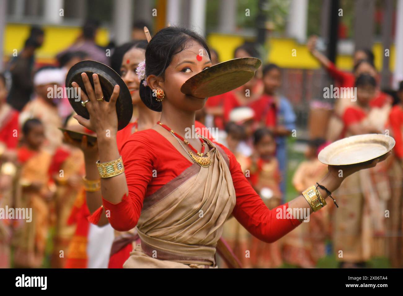 Assam. 10 aprile 2024. Le persone si esibiscono in danza popolare durante la celebrazione del prossimo Rangoli Bihu Festival nella città di Guwahati, nello stato nordorientale dell'Assam, in India, 10 aprile 2024. Crediti: Str/Xinhua/Alamy Live News Foto Stock