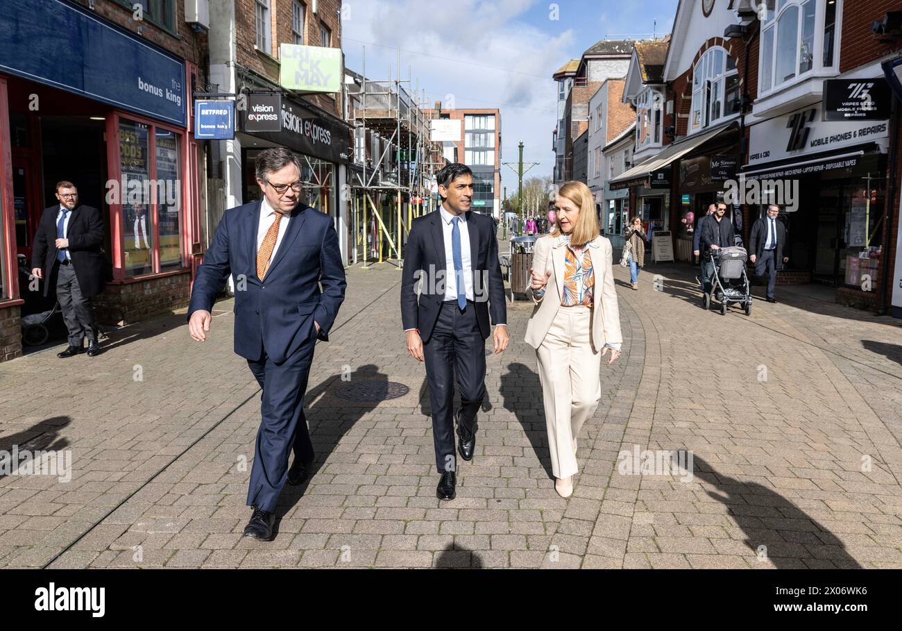 Il primo ministro Rishi Sunak (centro) a Horsham, con il deputato conservatore per Horsham Sir Jeremy Quinn e il Commissario della polizia e del crimine del Sussex Katy Bourne durante la sua visita nel West Sussex. Data foto: Mercoledì 10 aprile 2024. Foto Stock