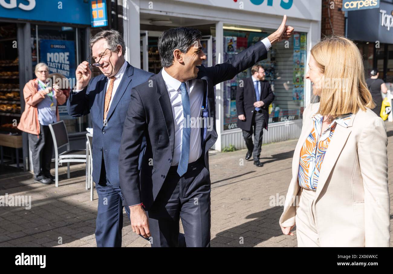 Il primo ministro Rishi Sunak (centro) a Horsham, con il deputato conservatore per Horsham Sir Jeremy Quinn e il Commissario della polizia e del crimine del Sussex Katy Bourne durante la sua visita nel West Sussex. Data foto: Mercoledì 10 aprile 2024. Foto Stock