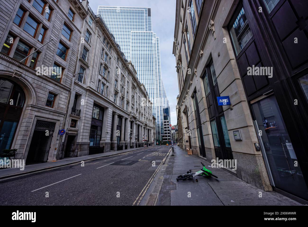 Bicicletta elettrica abbandonata a Leadenhall Street, Londra. Indietro: 40 Leadenhall Street, sviluppo blocco uffici. Foto Stock