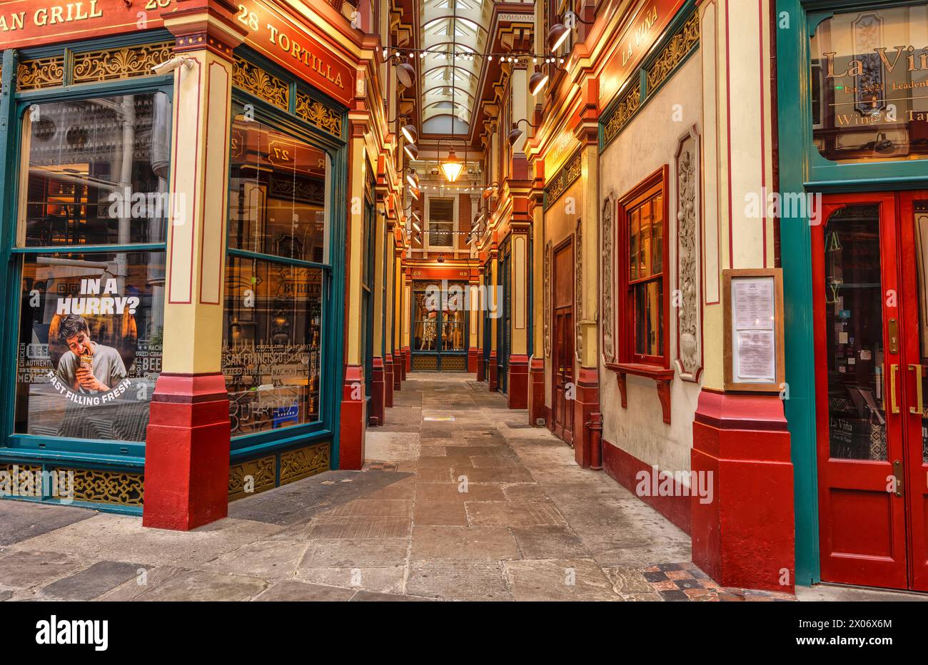 Leadenhall Market, un mercato coperto del XIV secolo in Gracechurch Street, City of London. Usato nei film di Harry Potter. Struttura del tetto dal 1881. Foto Stock