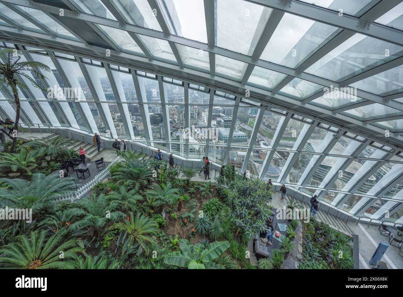 All'interno della piattaforma di osservazione pubblica Skygarden in 20 Fenchurch Street, l'edificio Walkie Talkie. Un grattacielo neo futurismo nella City di Londra. Foto Stock