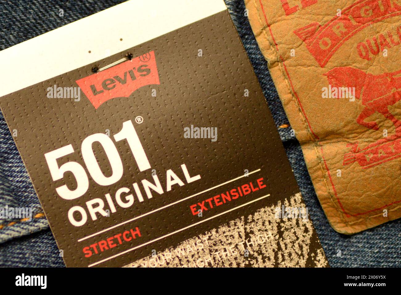 Dettaglio primo piano dell'etichetta di carta dei jeans estensibili originali Levi Strauss 501 Foto Stock