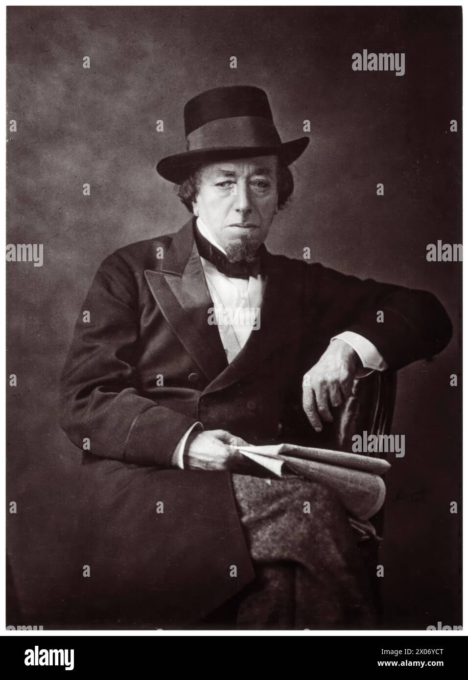Benjamin Disraeli, i conte di Beaconsfield (1804-1881), due volte primo ministro del Regno Unito 1868 e 1874-1880, cartolina fotografica di Cornelius Jabez Hughes, 1879 Foto Stock