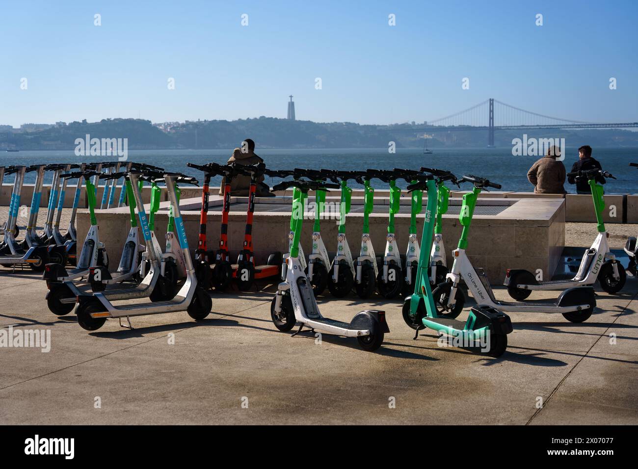 Scooter elettrici sul fiume Tago a Lisbona, Portogallo, in una mattinata di sole. 1° febbraio 2024. Foto Stock