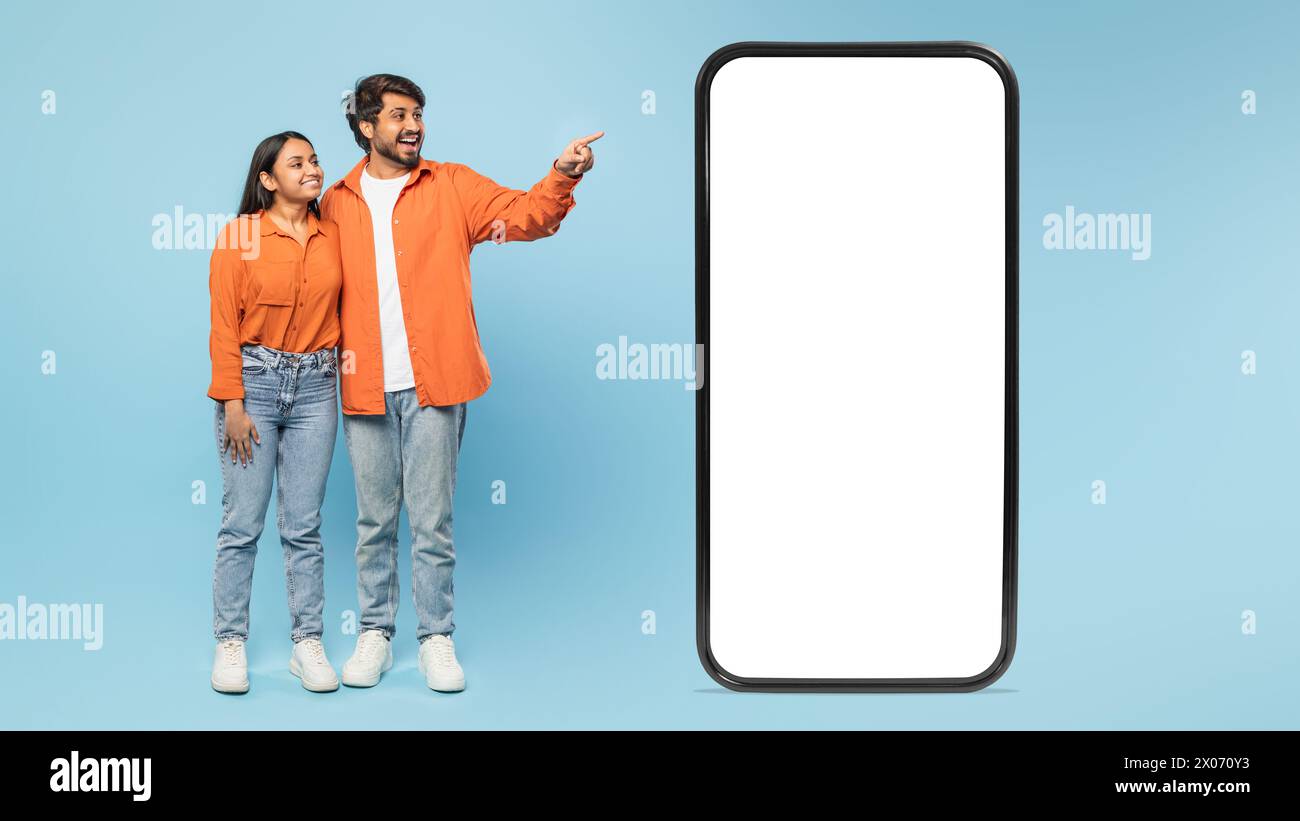 Modello di smartphone con coppia rivolta verso il lato Foto Stock