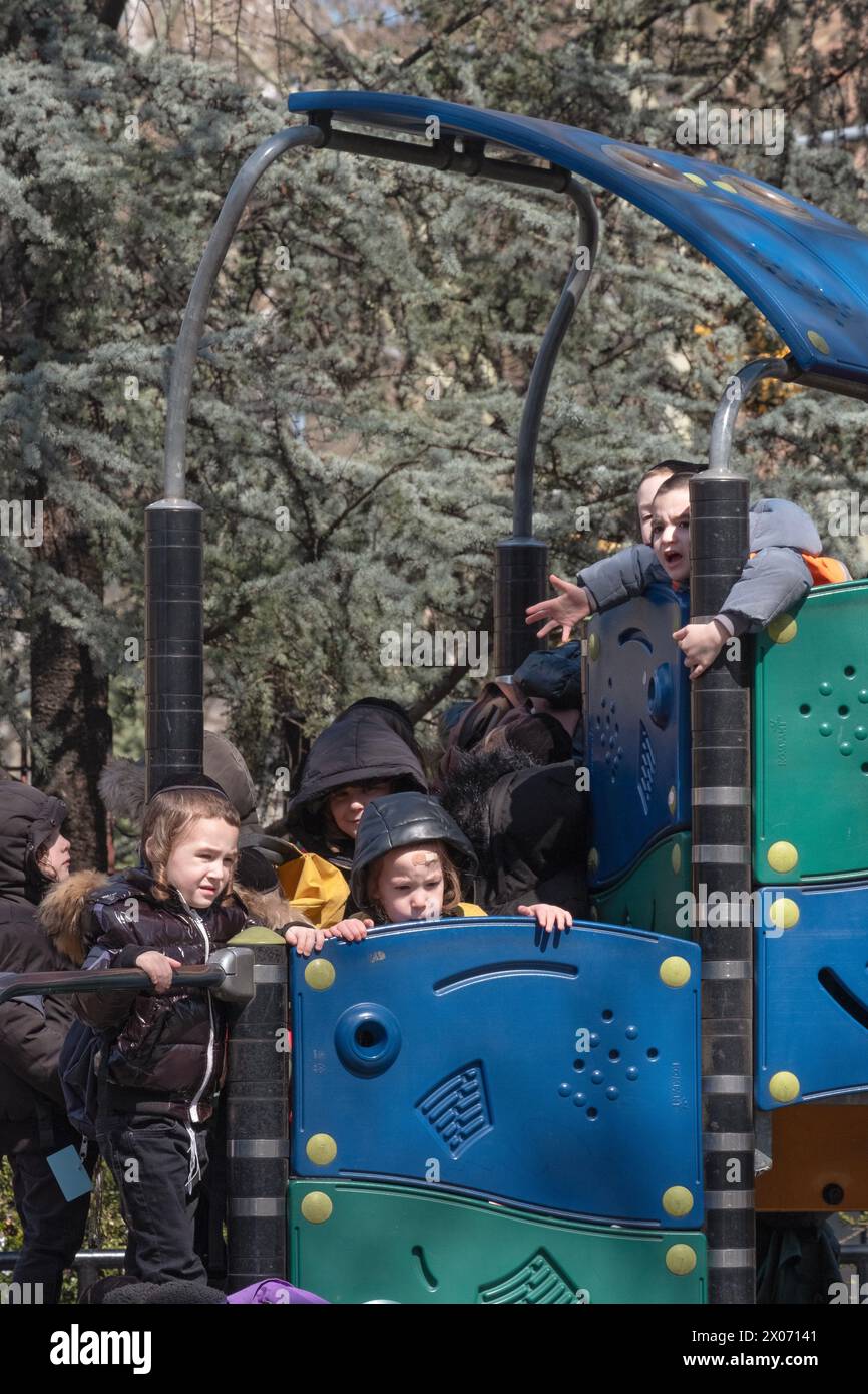 I giovani ragazzi ortodossi della yeshivah giocano durante la loro pausa. A Brooklyn, New York, 2024. Foto Stock