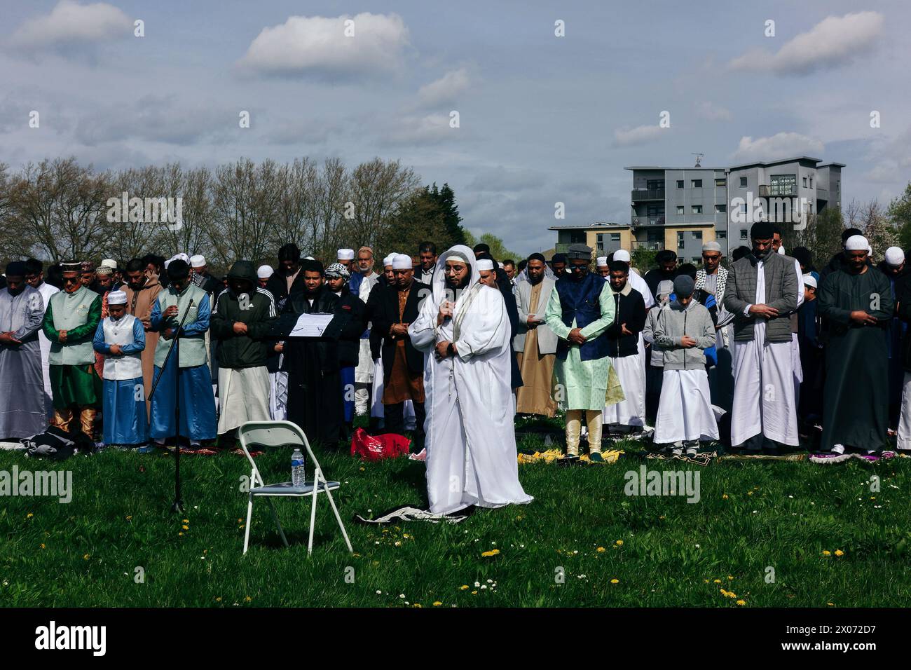 Londra, Regno Unito. 10 aprile 2024 la preghiera mattutina (salah) per Eid al Fitr si svolge a Little Ilford Park, East London, organizzata e frequentata dalle moschee locali e dalla comunità, compresi gruppi dell'ombra e di Shah Jalal. Migliaia di persone hanno partecipato, portando stuoie di preghiera e rinfreschi per pregare e festeggiare insieme. © Simon King/ Alamy Live News Foto Stock