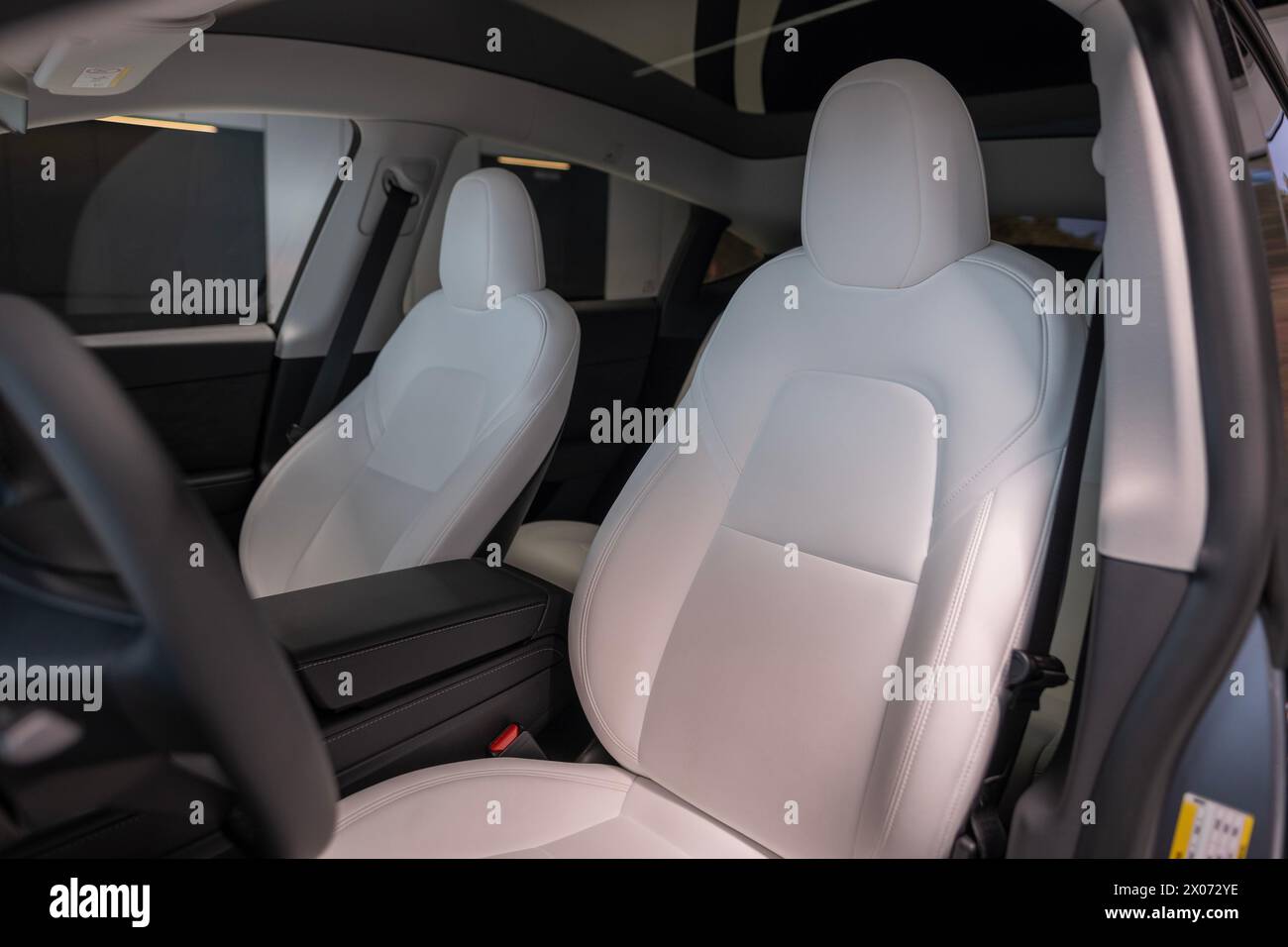primo piano luce abitacolo Tesla modello Y performance, sedili posteriori in pelle bianca, industria automobilistica americana, industria automobilistica innovativa, Berlino, Foto Stock