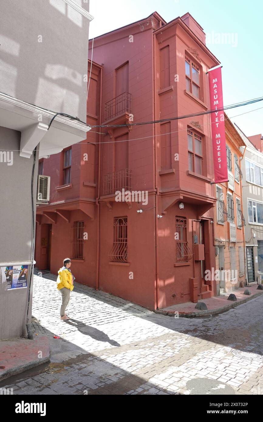 Istanbul Turchia - un visitatore fuori dal Museo dell'innocenza istituito dall'autore Orhan Pamuk - foto marzo 2024 Foto Stock