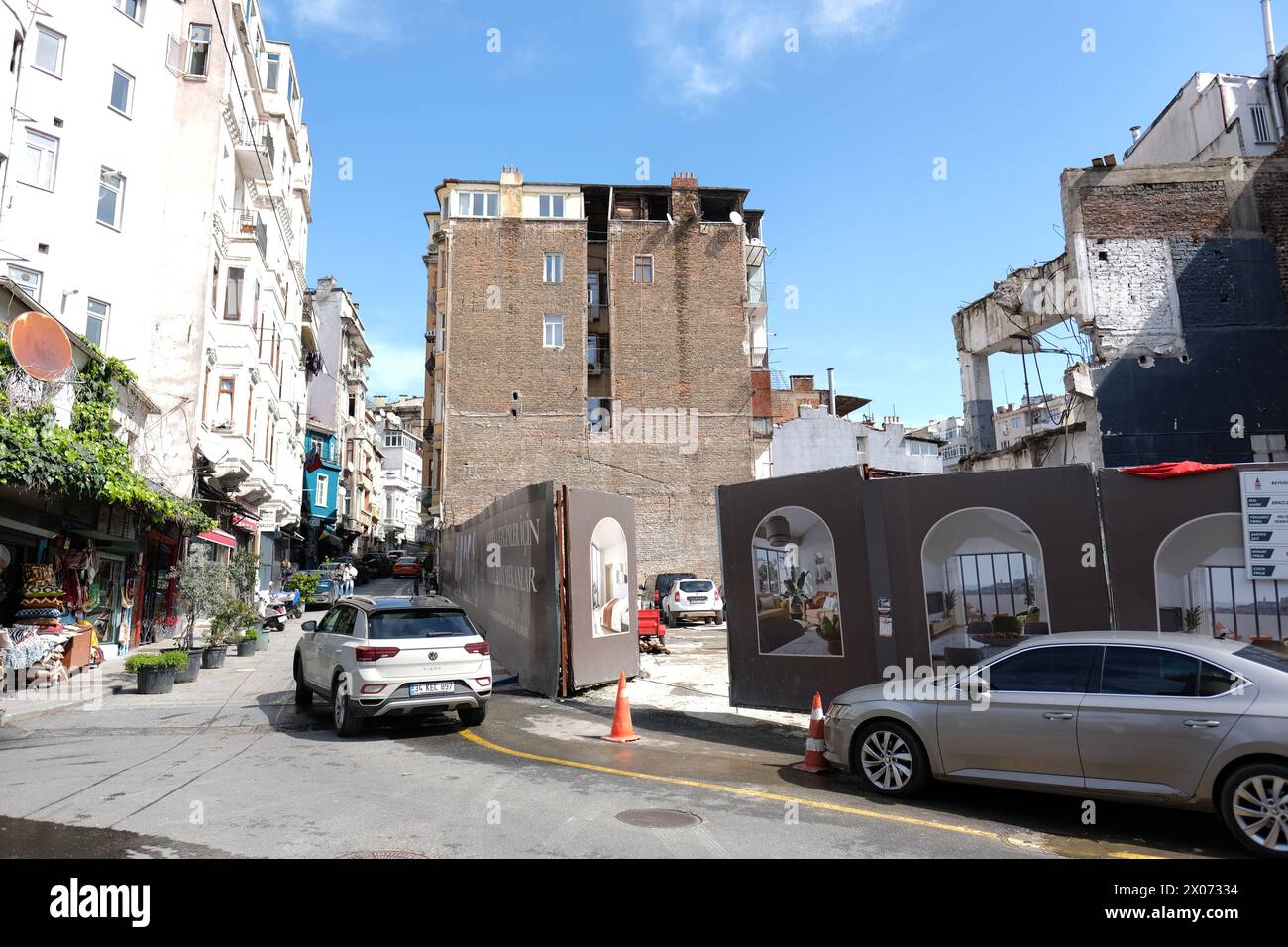 Istanbul Turchia - sito di riqualificazione immobiliare nel quartiere Galata Beyoglu della città nel marzo 2024 Foto Stock