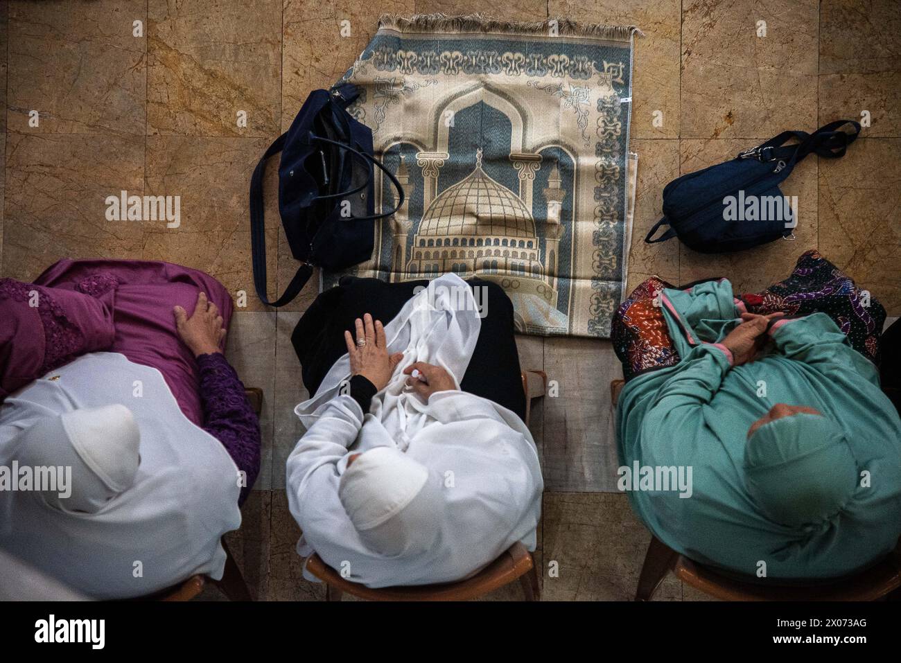 Bangkok, Thailandia. 10 aprile 2024. Donne musulmane viste prima della celebrazione Eid al-Fitr nel centro islamico della Thailandia. EID al-Fitr è una festa religiosa celebrata dai musulmani di tutto il mondo che segna la fine del Ramadan, mese sacro islamico di digiuno. Credito: SOPA Images Limited/Alamy Live News Foto Stock