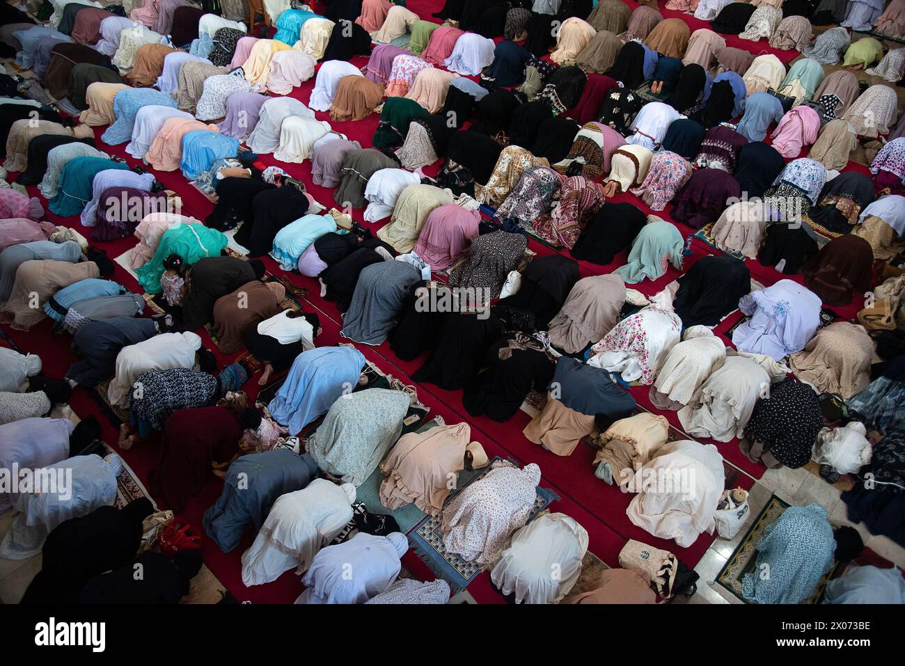 Bangkok, Thailandia. 10 aprile 2024. I musulmani eseguono le preghiere di Eid al-Fitr nel centro islamico della Thailandia. EID al-Fitr è una festa religiosa celebrata dai musulmani di tutto il mondo che segna la fine del Ramadan, mese sacro islamico di digiuno. Credito: SOPA Images Limited/Alamy Live News Foto Stock