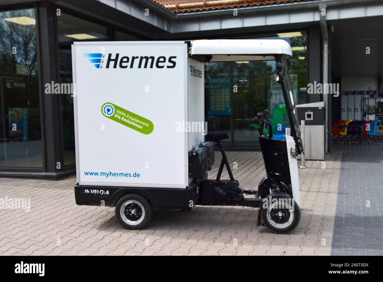 Hermes Paketdienst, Lastenbike der Invelo GmbH bei der Paketlieferung im Landkreis Regensburg. Hermes Europe ist eine Dachgesellschaft von elf Unternehmen, zu denen z.B. Hermes Germany GmbH - kurz HG und die Hermes Einrichtungs Service GmbH und Co KG - kurz HES gehören. Hermes Europe wurde 2009 gegründet und ist eine 100-prozentige Tochtergesellschaft der otto Group im Segment Service. Hermes Europe ist Nachfolger des Hermes-Versands, der 1972 in Hamburg vom otto-Versand und der Werner Velbinger Organisation gegründet wurde. DAS Leistungsspektrum der unter der Marke Hermes operierenden Gesells Foto Stock