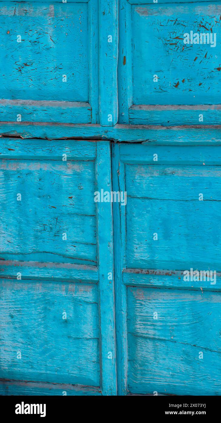 primo piano di un'antica porta di legno in blu turchese. struttura in legno. Foto Stock