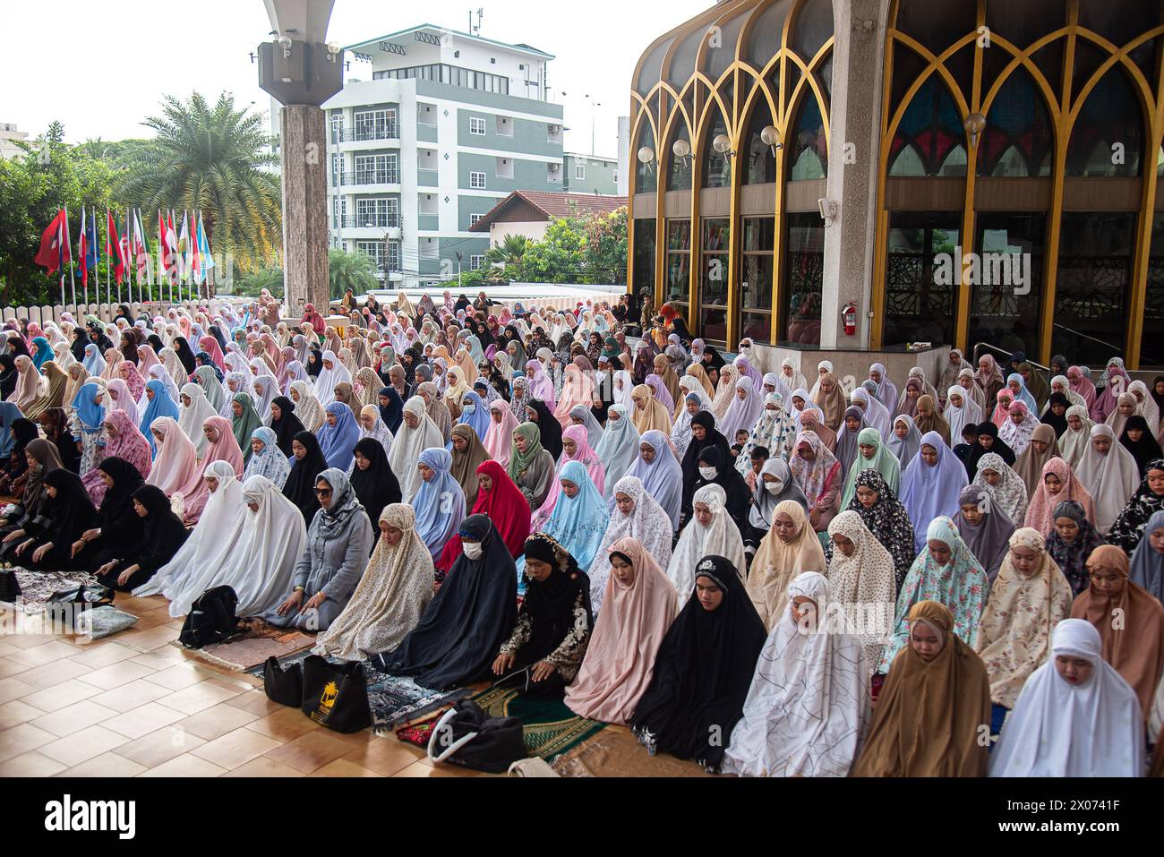 Bangkok, Thailandia. 10 aprile 2024. I musulmani eseguono le preghiere di Eid al-Fitr nel centro islamico della Thailandia. EID al-Fitr è una festa religiosa celebrata dai musulmani di tutto il mondo che segna la fine del Ramadan, mese sacro islamico di digiuno. (Foto di Peerapon Boonyakiat/SOPA Images/Sipa USA) credito: SIPA USA/Alamy Live News Foto Stock